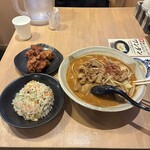 麺屋・國丸。 旭軒 - 料理写真:全景