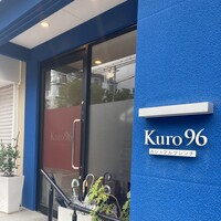 カジュアルフレンチ Kuro96 - 住宅街の中にあるブルーの入り口が印象的