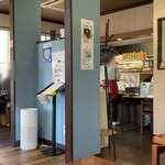 にとぎとり - 店内はテーブル席5卓のこぢんまりとした空間で、ほっと落ち着く雰囲気です。