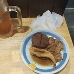 かぶら屋 - 梅サワーと黒おでん（大根 竹輪 牛すじ）