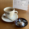 城小屋 マルコ - ホットカフェオレを注文。サービスでお菓子を頂きました。