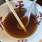 中華そば処 琴平荘 - 『中華そば(中間)』のスープ