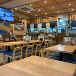 魚や海虎 - 店内風景 厨房側にメニュー暖簾があってオシャレ