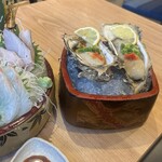 魚や海虎 - 厚岸 生牡蠣 1ピース490円 薬味カットレモンネギもみじおろし