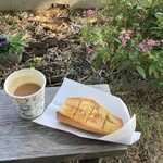 竹林カフェ 風 - カフェラテとはちみつフランスパン
