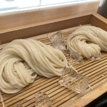 寛文五年堂 - 左が生麺、右が乾麺