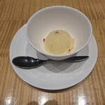 スーツァン・レストラン陳 - ラム酒に漬け込んだクコの実を入れたバニラアイスクリームです。