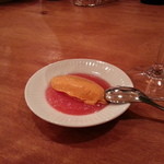 赤ピーマンムース、トマトジュレ添え