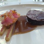 フィリップ・ミル 東京 - エピスを纏った蝦夷鹿のロティ　メークインのコンフィ　野菜のタルト