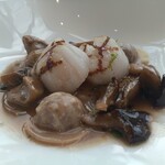 フィリップ・ミル 東京 - 帆立貝のグリエ　茸のラヴィオリ　マッシュルームのエッセンス