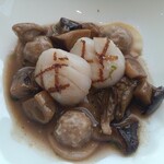 フィリップ・ミル 東京 - 帆立貝のグリエ　茸のラヴィオリ　マッシュルームのエッセンス