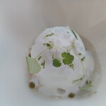 フィリップ・ミル 東京 - 梨のアクセントとヴェルヴェーヌのクリーム　トニックウォーターのジュレ　ハーブのソルベ