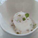 フィリップ・ミル 東京 - 梨のアクセントとヴェルヴェーヌのクリーム　トニックウォーターのジュレ　ハーブのソルベ