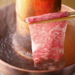 摩耶 - 炭鍋で沸かしたスープにさっとくぐらせたお肉は絶品です。