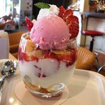 フルーツカフェ タマル - 苺ヨーグルトパフェ　900円