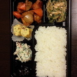 ポポット - 蓮根、ゴボウ入り和風酢豚。ゴマの風味がたっぷり効いた白和え。春雨と野菜の中華風和え物。具だくさん伊達巻き。自家製椎茸昆布。全部で19品目～！今日もサイコー☆( ^^)/