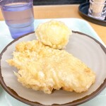 うどん さか枝 - とり天130円、半熟玉子天 130円
      同じお皿に取りました♬