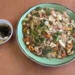 台湾料理 ふじ苑 - 海鮮あんかけチャーハン大盛。見えてるレンゲは普通の大きさです