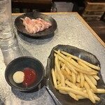 七輪焼鳥 一鳥 - ポテト　せせり(奥)