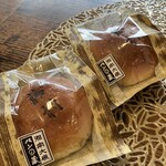 パン屋の富田 - 「パンの蔵」さんがこのお店のためにお作りしているあんぱんとのことです　300円
