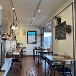 パン屋の富田 - 右側の黒板にコーヒー3種の説明が明記されています