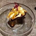 Yd'or - ロックフォールチーズのバスク風チーズケークサレとコニャックを使った黒蜜