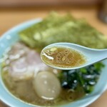 二代目 梅家 - 塩味はしっかりだけど、豚骨らしいまろやかさはあって、家系として普通に美味しかったです。