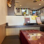 シワリラ - 店内はテーブルが5つ、客席は20席程度です。