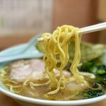二代目 梅家 - 家系らしい中太麺。
家系の特徴なのか、こちらの個性か、麺がめっちゃ短い(^^)
