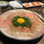 北新地 焼肉 はま正 - とろける薄切りサーロインユッケ