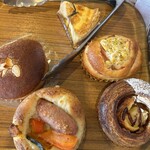 一夜城 ヨロイヅカ・ファーム - 小田原野菜のキッシュ、たっぷりコーンのハムロール、アップルシナモン、ピゼッタ、クリームYパン