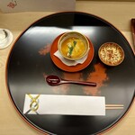 赤坂 菊乃井 - 猪口
      赤飯蒸し  鼈甲餡(べっこうあん)  汲み上げ湯葉  山葵  針金柑