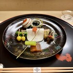 赤坂 菊乃井 - 八寸
      花びら寿司　小川唐墨　菜種辛子和え　黒豆
      豆慈姑　千車唐味噌漬け　子持ち昆布　ごまめ