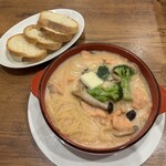 オリーブの丘 - 料理写真:サーモンときのこの明太子クリームスープパスタ(869円)"と"ブルスケッタ(209円)