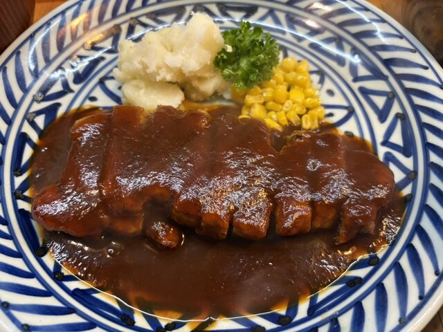 郡山駅前の洋食店『源氏』 &ndash; 手作り料理とくつろぎ空間