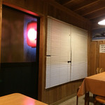 かしわや - 中 提灯灯ってると灯りがピンク〜