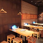 ぬる燗佐藤 - 店内左壁側のテーブル席。