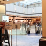 ぬる燗佐藤 - 玄関は、エスカレーター上の真正面。