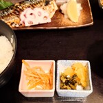 ぬる燗佐藤 - 胡麻が効いた"金平牛蒡"と、"お漬物"二種盛り。