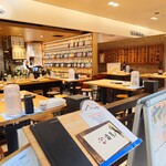 ぬる燗佐藤 - 店内中央はカウンター席。