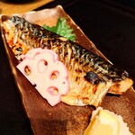 ぬる燗佐藤 - 丁寧に包丁が入れられた鯖。