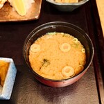 ぬる燗佐藤 - 熱々提供が嬉しい"お味噌汁"。