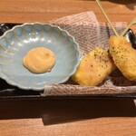 串焼串天 ワインto日本酒 でべそ - チーズと生ハムの一口カツ