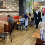 カフェレスト Fu - 店内は明るく開放的で、カウンター席も用意されており、おひとりさまでも利用しやすい雰囲気です。