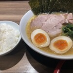濃厚とんこつ醤油ラーメン 田辺家 - 