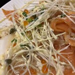 グルービー - サーモンのカルパッチョ（少し食べてしまったので一部撮影）