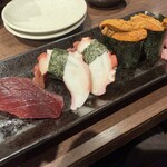 豪快 立ち寿司 難波南海通り店 - まぐろ(一貫)(¥220),たこ(¥385),うに(¥605)