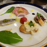 リストランテ ラ チャウ - へしこいわしのマリネ、仔牛モモ肉ツナソース、鱈のミルク煮、鶏レバー・フォアグラテリーヌ、トマトのマリネ
      