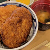 ドライブインやまだ - ミックス丼(味噌汁、漬物付き)。特製メンチカツ1枚に加え、豚カツが2枚のったボリューム満点の一杯。