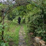 風のえんがわ - 小道を進んでいきます